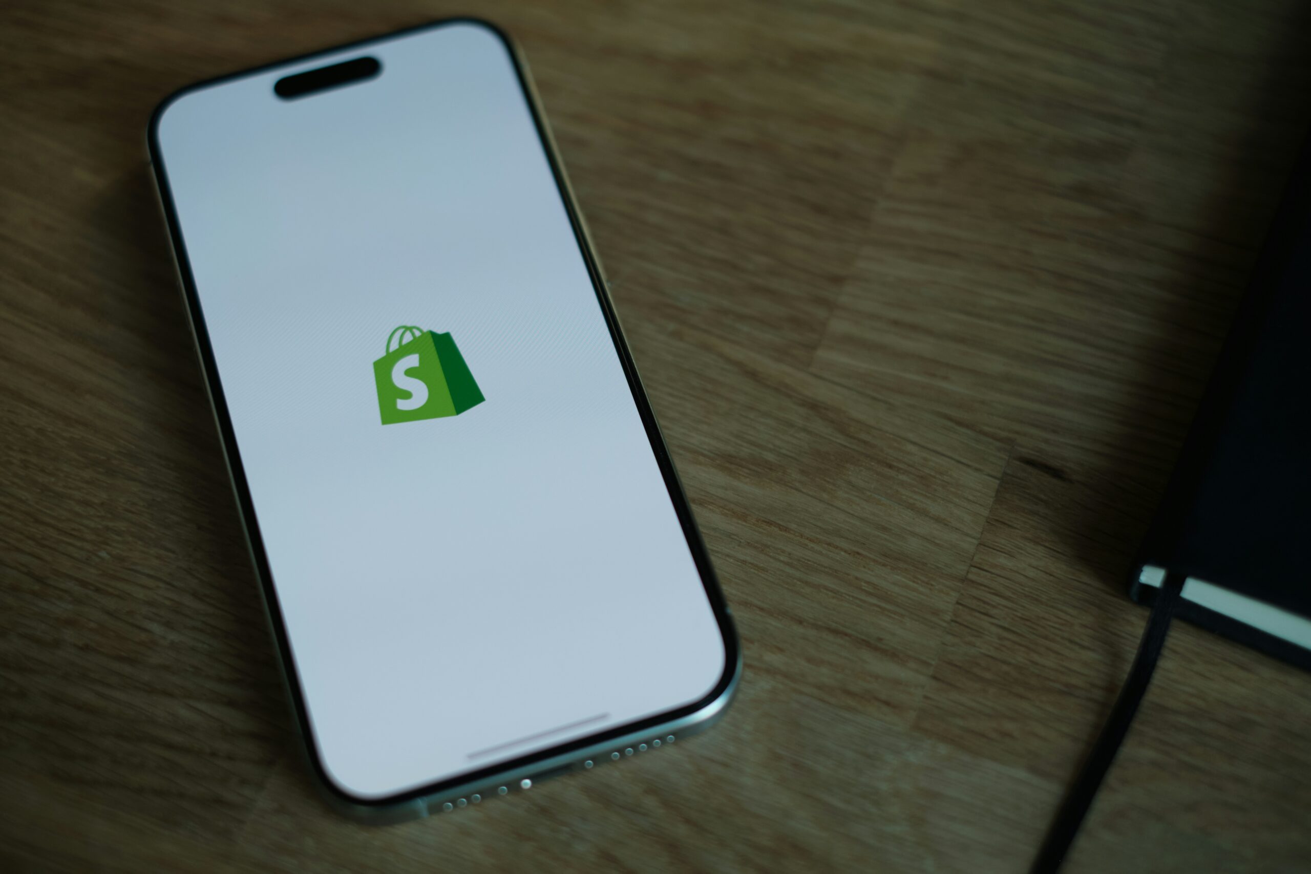 App Store vs Open Source: Navigating the Ecosystems of Shopify and WooCommerce Plugins